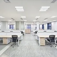 B&uuml;rofl&auml;che wird von LED-Panels beleuchtet
