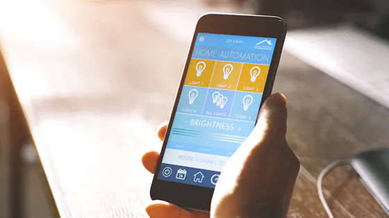 Smartphone zeigt Smart Home
